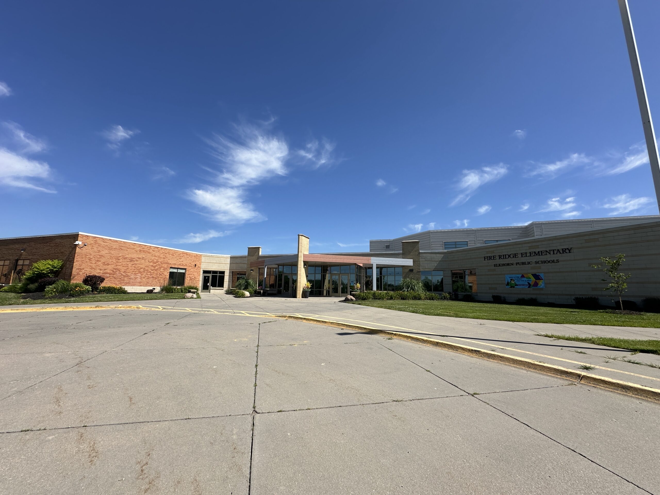 Photo of front of Fire Ridge Elementary School